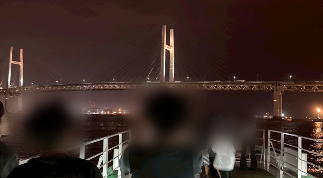船上から見上げる横浜ベイブリッジ