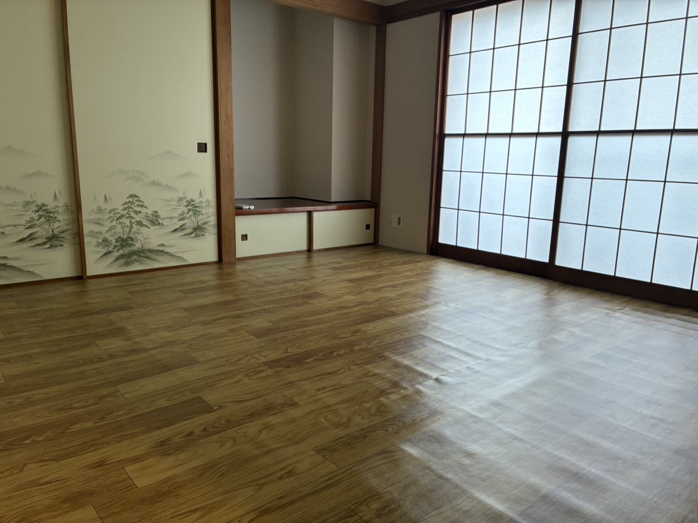 畳の上に床材を敷いた相談室(改装後)