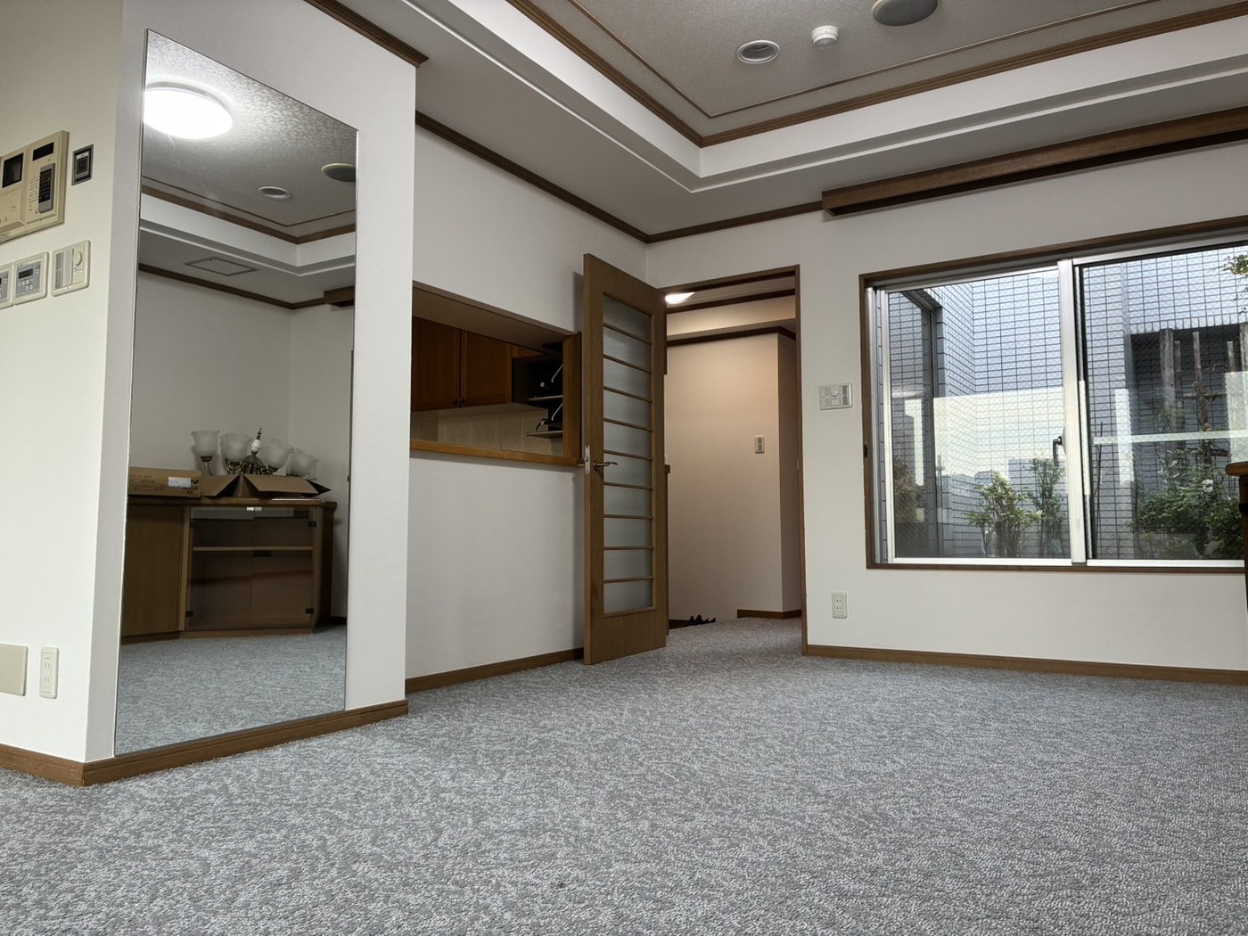 LDKから見たキッチンカウンターと中庭の窓