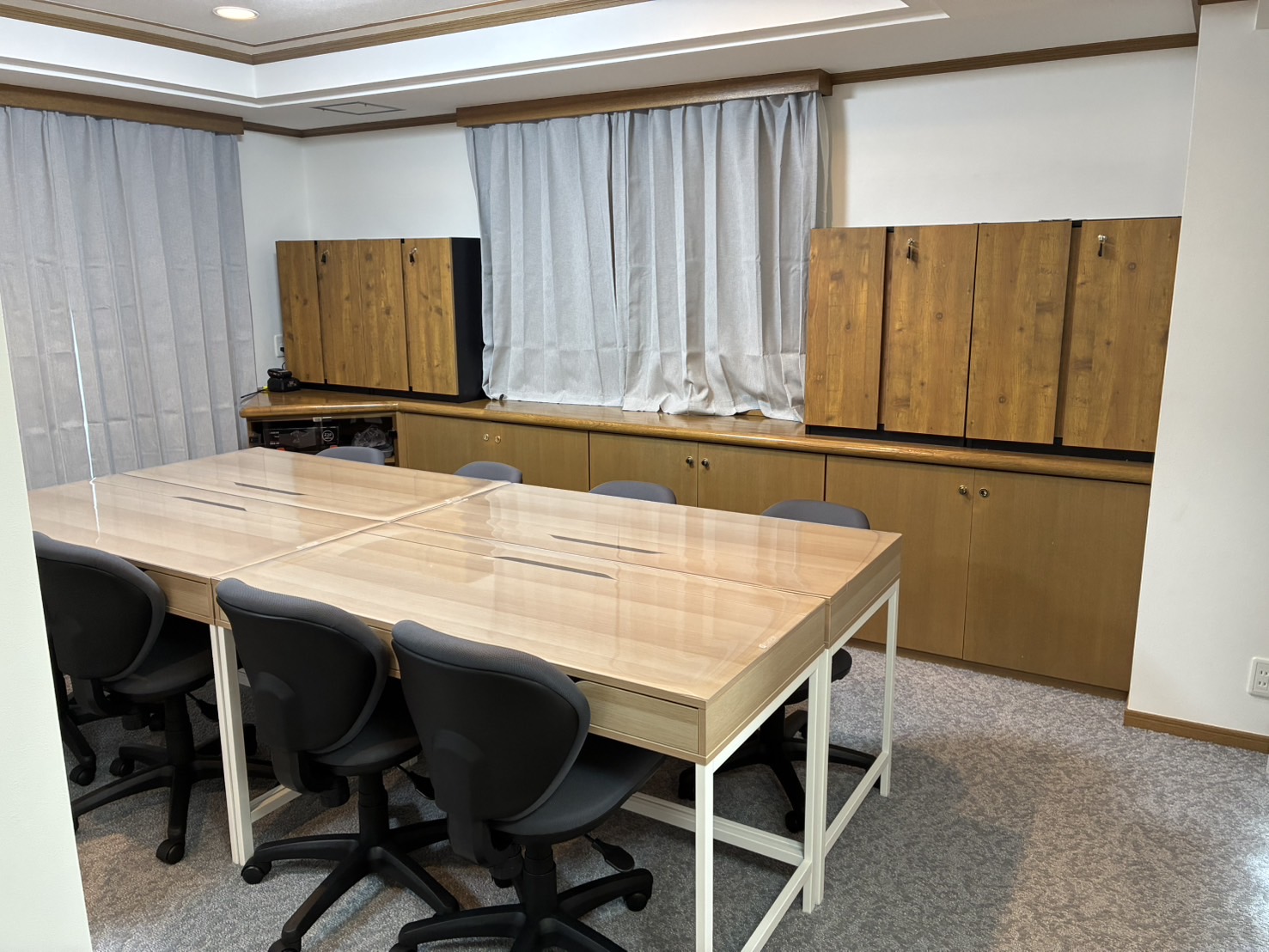 部屋の真ん中に島のように並べた机と椅子